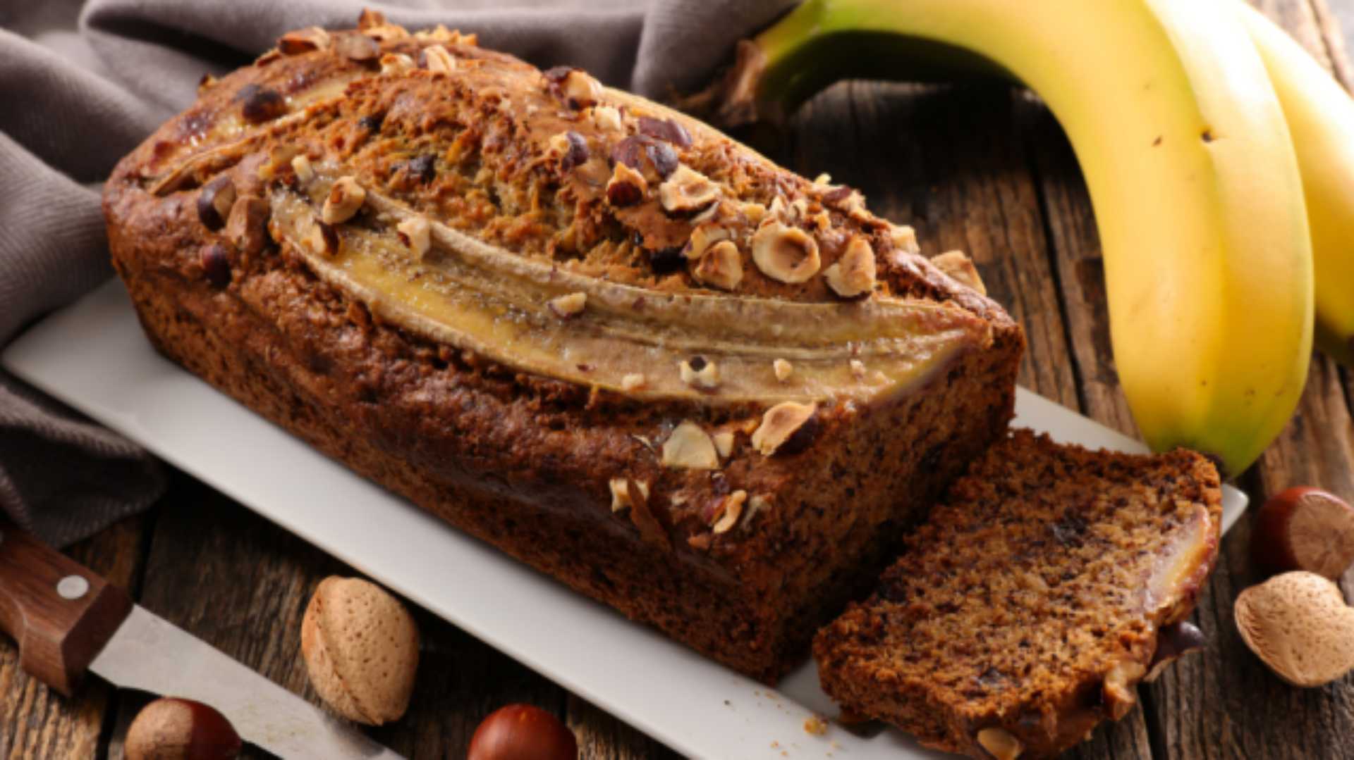 Bolo de banana com casca