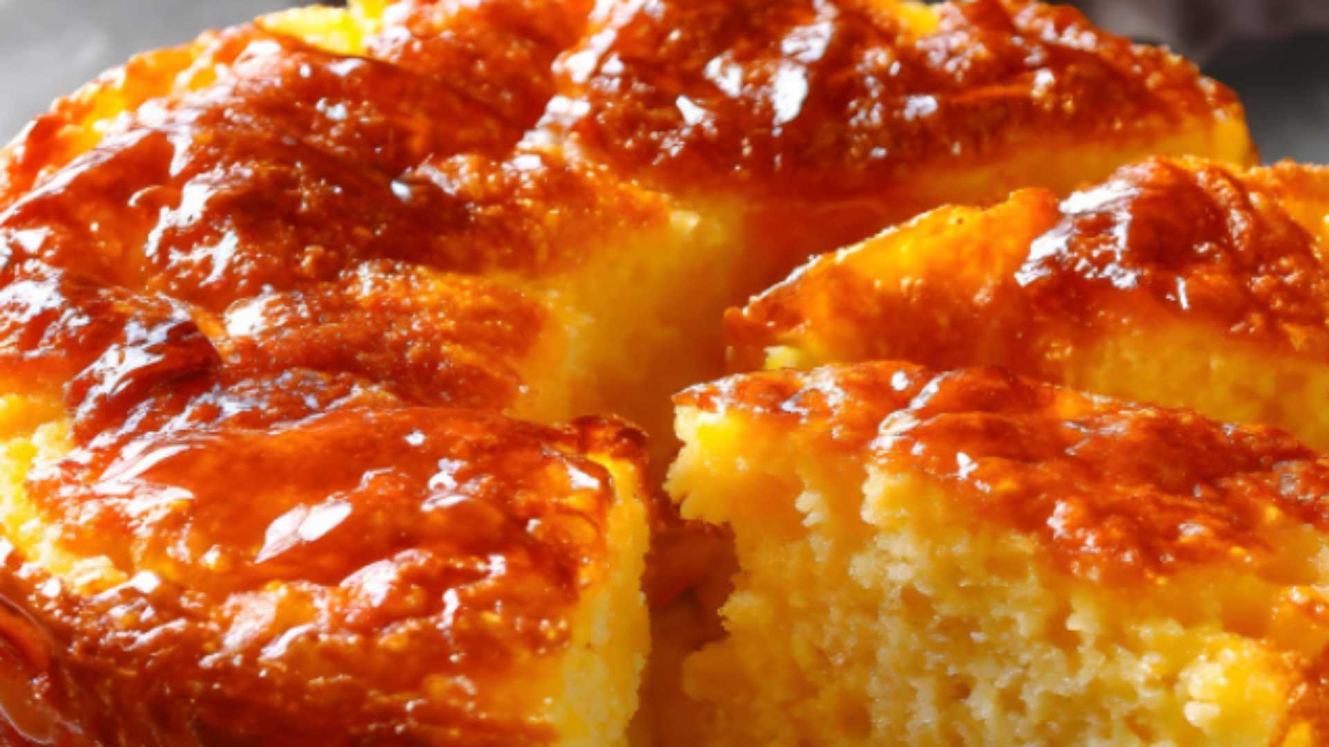 Bolo de fubá com calda de Goiabada