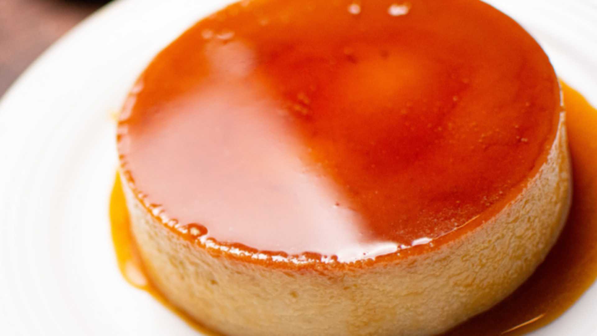 Flan de baunilha com calda de Goiabada