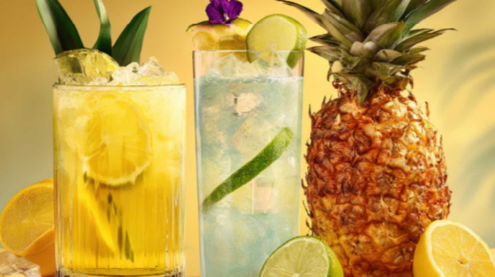 Suco de água de coco com abacaxi e limão