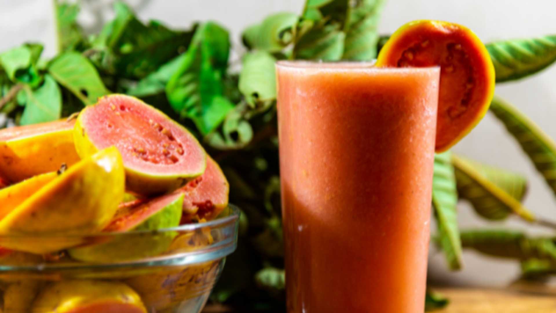Suco de goiaba, maçã e laranja