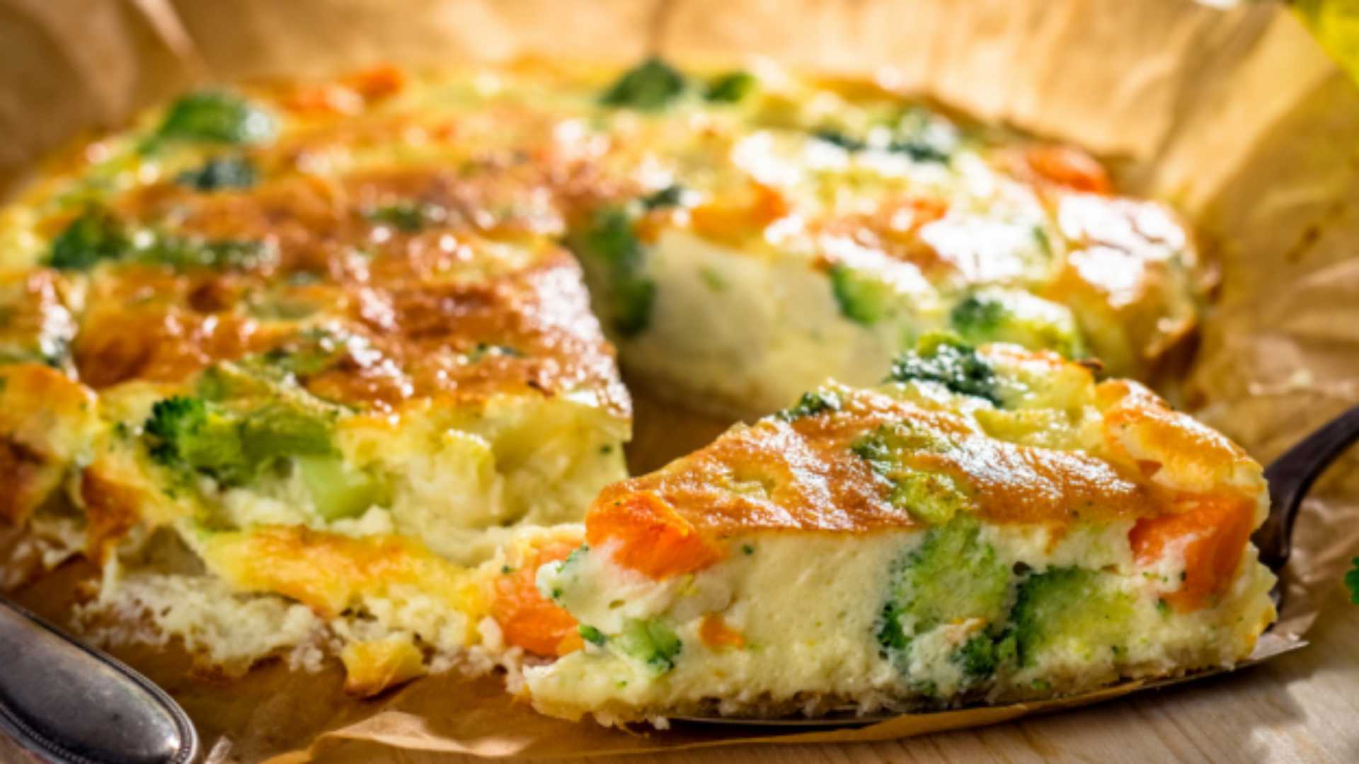 Torta salgada de quirera e legumes