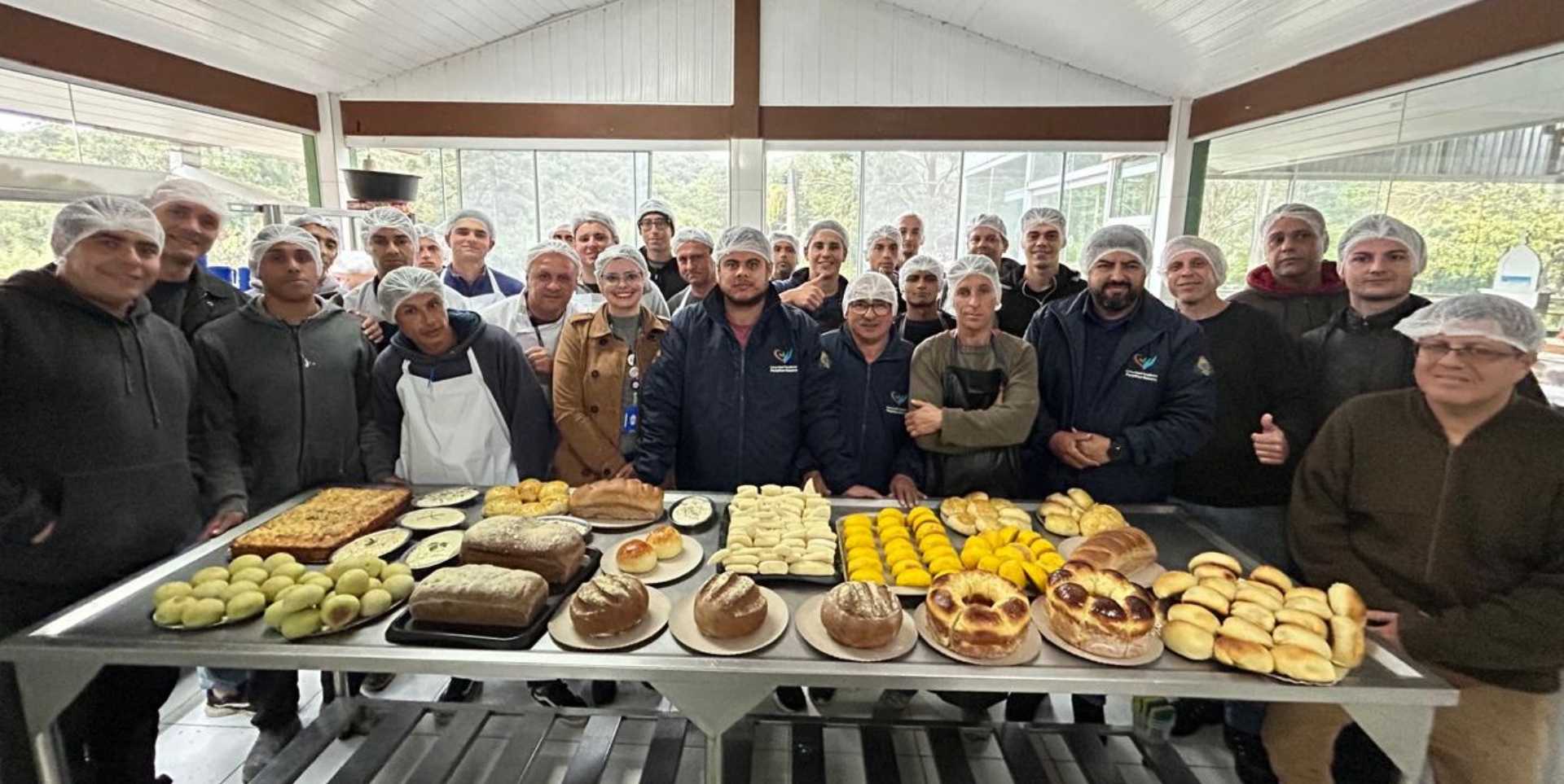 Turma em frente à mesa com os pães que aprenderam a preparar