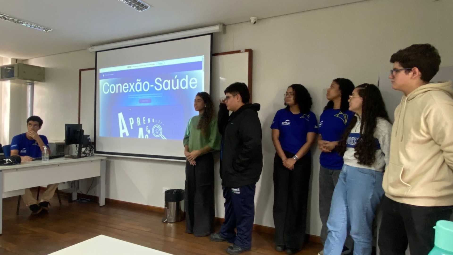 Jovens aprendizes do Senac apresentando site desenvolvido por eles