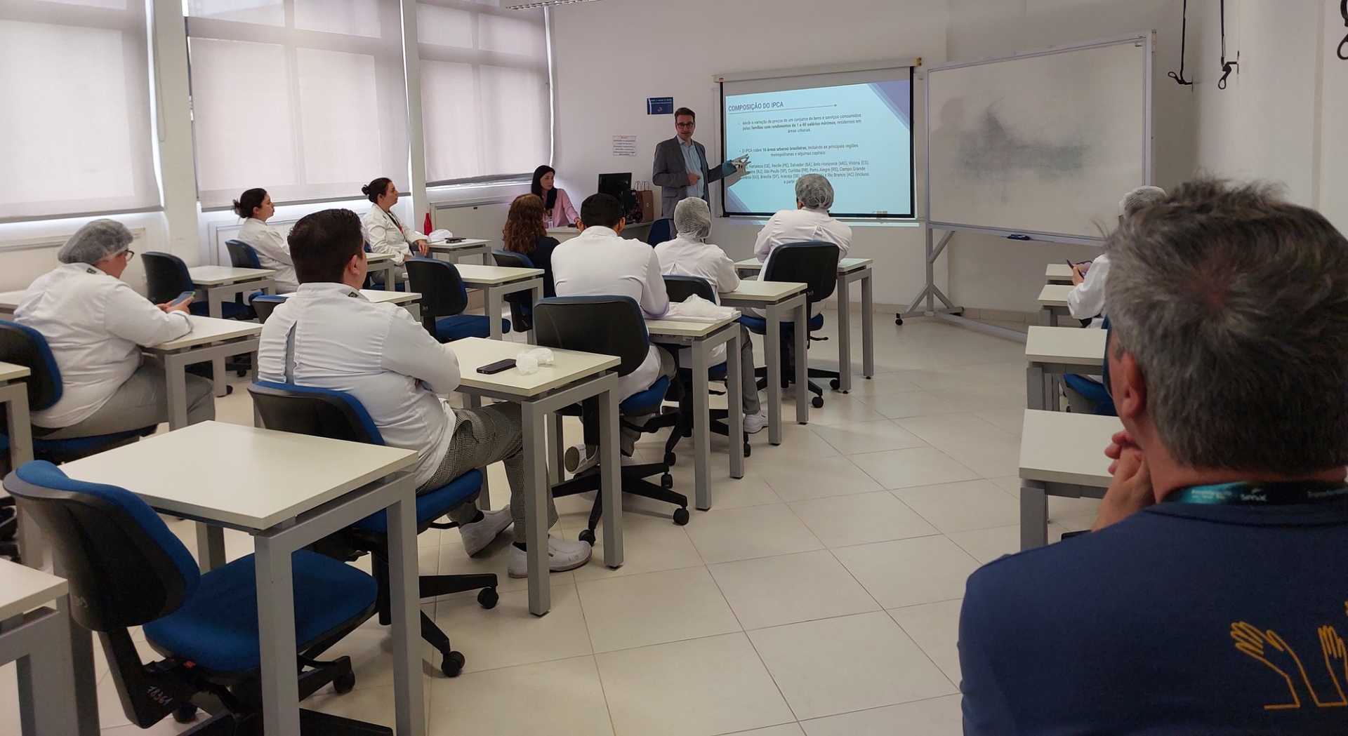 Economista da Fecomércio PR ministra aula sobre inflação para alunos de gastronomia do Senac Curitiba Centro