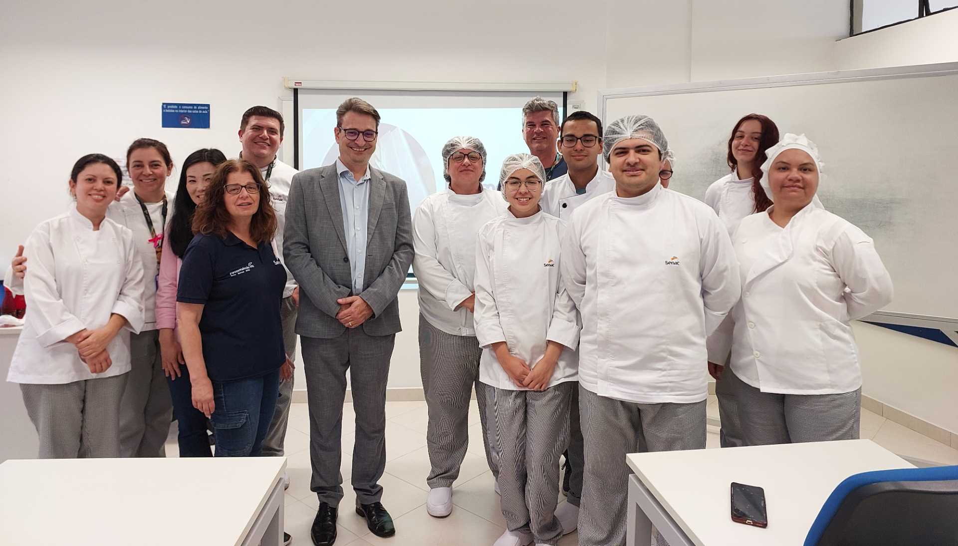 Alunos de gastronomia do Senac e o economista da Fecomércio PR