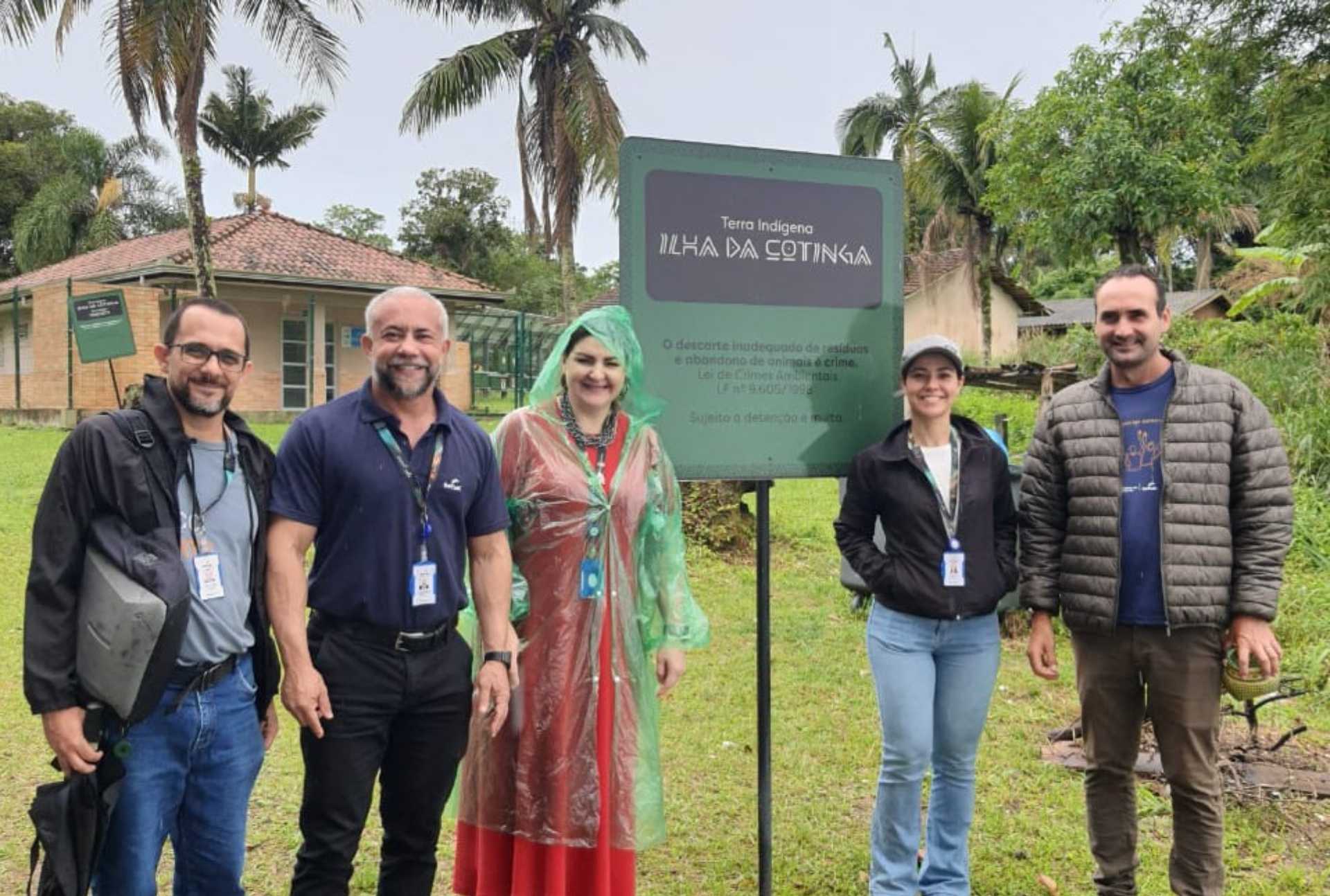 Representantes do Senac em frente à placa de identificação da Aldeia Pindoty no Ilha da Cotinga em Paranaguá