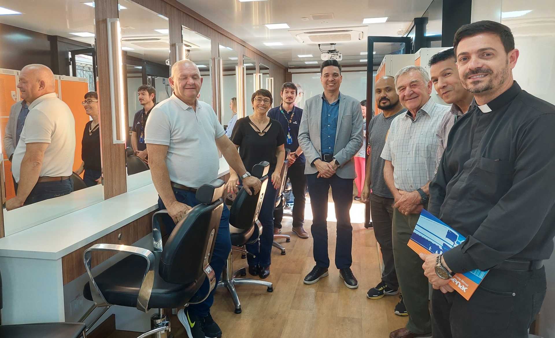 Representantes do Senac e da paróquia conheceram as instalações da unidade móvel que é semelhante a um salão de beleza convencial