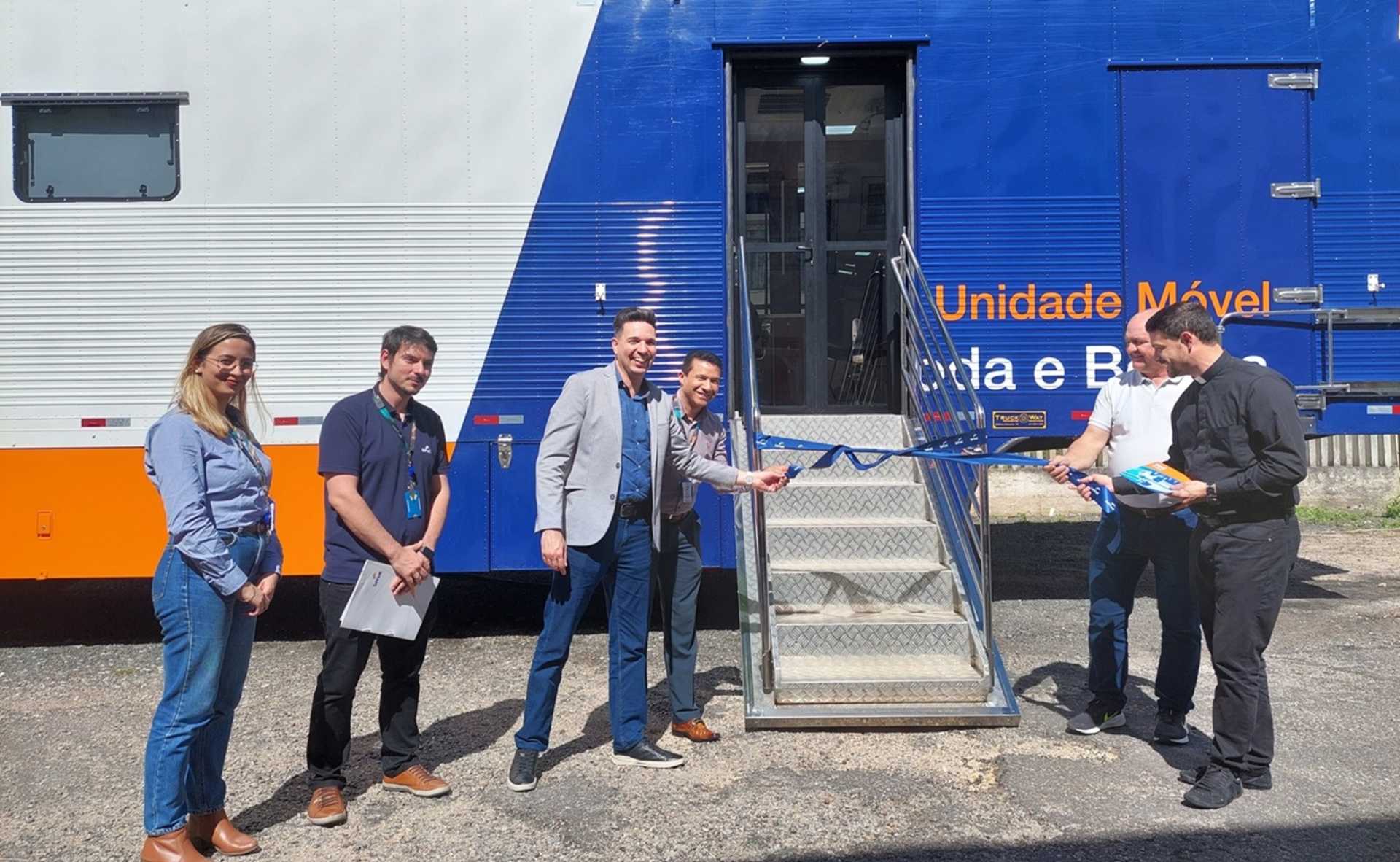 Entrega da chave simbólica da Unidade Móvel de Moda e Beleza do Senac PR para a Paróquia São Marcos, no bairro Pilarzinho, em Curitiba