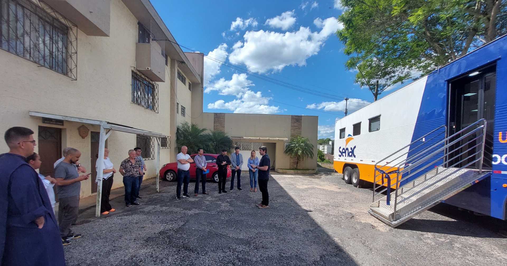Entrega da chave simbólica da Unidade Móvel de Moda e Beleza do Senac PR para a Paróquia São Marcos, no bairro Pilarzinho, em Curitiba