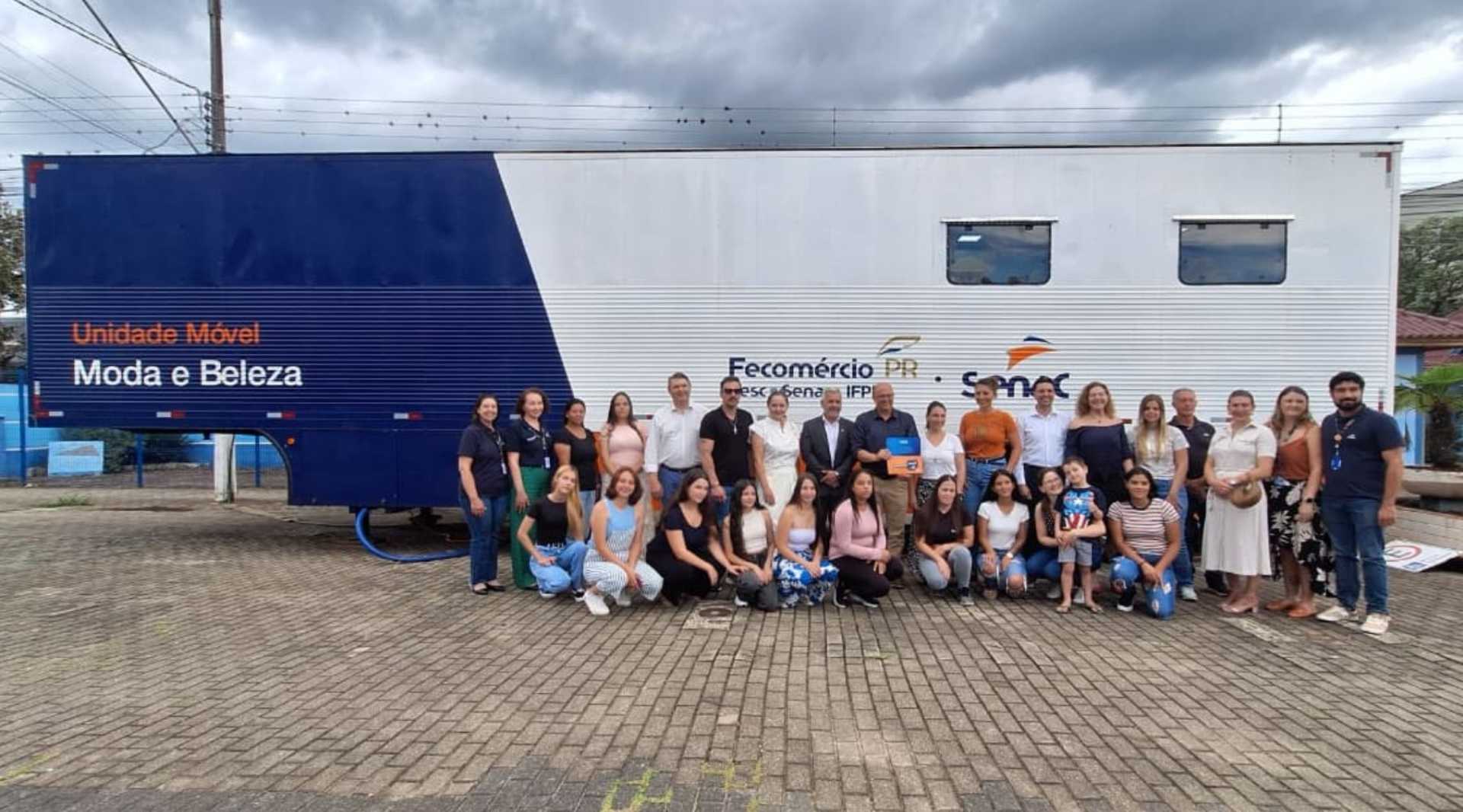Alunos e autoridades em frente à Unidade Móvel de Moda e Beleza do Senac PR