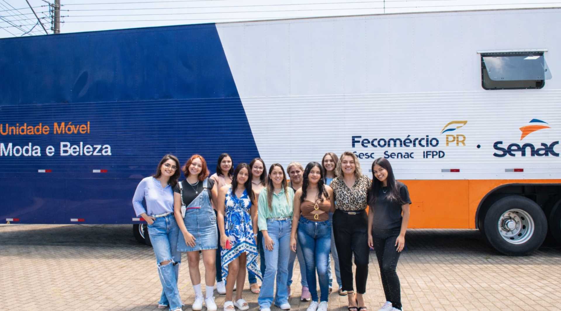 Alunas em frente à Unidade Móvel de Moda e Beleza do Senac PR no município de Contenda