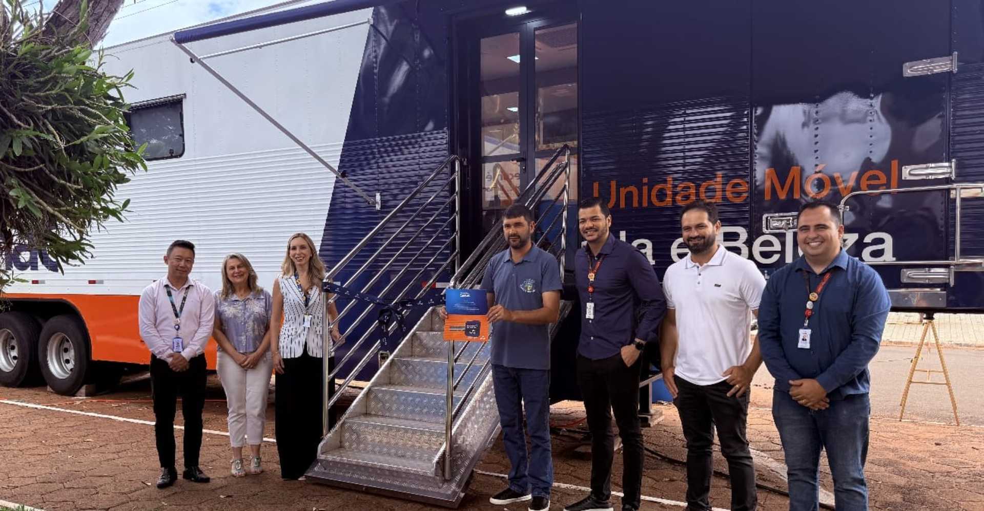 Autoridades em frente à unidade móvel do Senac em Esperança Nova